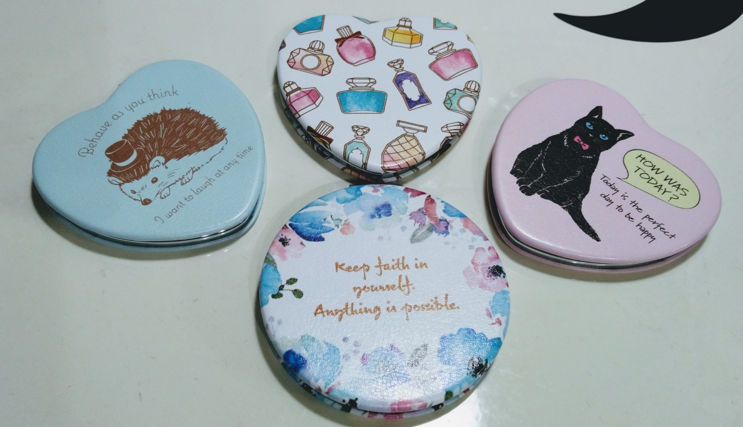 新商品のコンパクトミラーは種類がたくさんで素敵 ダイソーの不思議なお客さんシリーズ始めます 月美雲 つきみぐも の にじいろボール